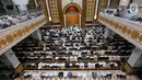 Jemaah saat mensalatkan jenazah Ustaz Arifin Ilham di Masjid Az Zikra, Sentul, Bogor, Kamis (23/5/2019). Ribuan Jamaah telah memadati area masjid untuk ikut melaksanakan salat jenazah. (Kapanlagi.com/Budy Santoso)