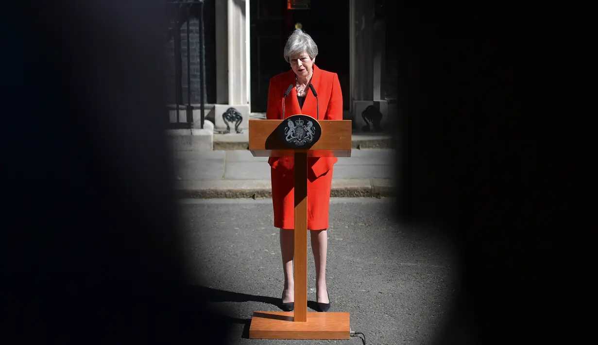 Perdana Menteri Inggris Theresa May mengumumkan pengunduran dirinya di pusat kota London, Jumat (24/5/2019). Pengunduran PM Theresa May ini setelah tiga kali proposal Brexit-nya ditolak parlemen. (AFP Photo/Daniel Leal-Olivas)
