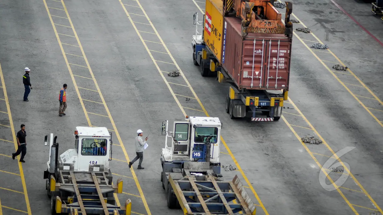 Aktivitas Bongkar Muat di JICT Tanjung Priok