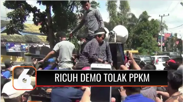 Unjuk rasa menolak perpanjangan pemberlakuan pembatasan kegiatan masyarakat (PPKM) di Kantor Wali Kota Kendari, Sulawesi Tenggara, berlangsung ricuh. Kericuhan terjadi saat puluhan mahasiswa yang hendak masuk ke dalam Kantor Wali Kota Kendari dihalan...