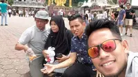 Andik Vermansah bersama keluarga traveling di Malaysia. (Bola.com/Dok.pribadi)