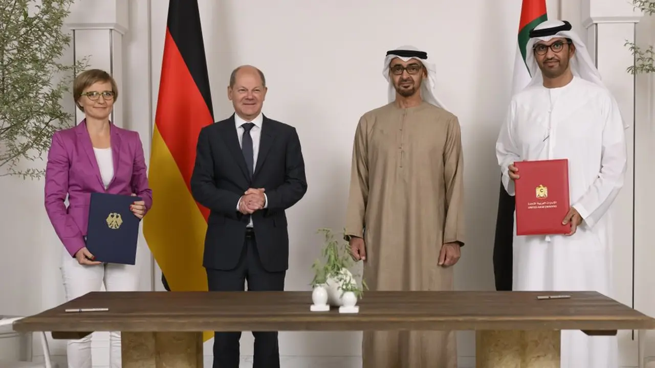 Kanselir Jerman di UEA saat menandatangani perjanjian antara Jerman-UEA.
