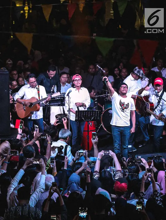 Menteri yang tergabung band Elek Yo Band tampil pada acara malam amal penggalangan dana untuk korban gempa Lombok di Jakarta, Kamis (9/8). Mereka diantaranya Menkeu, Menhub, Menaker, Menlu, Kepala Barekraf dan Menteri PUPR. (Liputan6.com/Faizal Fanani)
