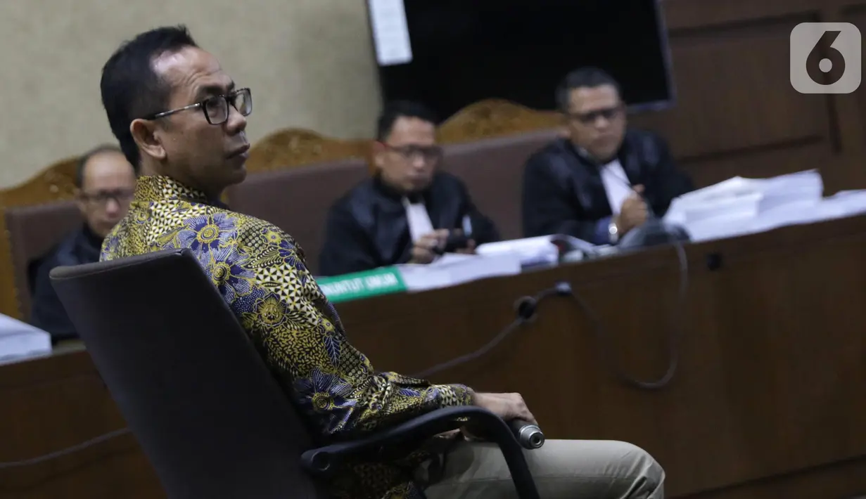 Terdakwa kasus dugaan korupsi terkait pengadaan alat kesehatan di Pemprov Banten dan Pemkot Tangerang Selatan serta Tindak Pidana Pencucian Uang, Tubagus Chaeri Wardana saat menjalani sidang pembacaan dakwaan di Pengadilan Tipikor, Jakarta, Kamis (31/10/2019). (Liputan6.com/Helmi Fithriansyah)