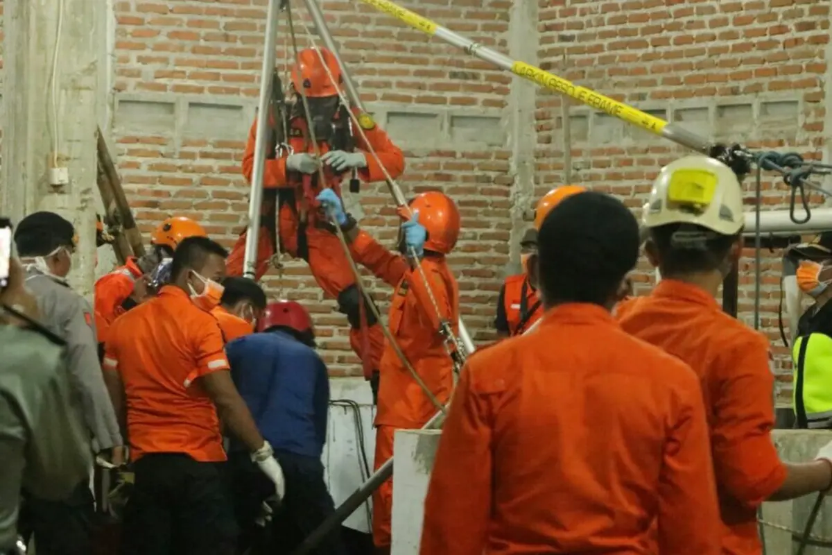 Setelah lebih dari 10 jam mengupayakan evakuasi, tim SAR gabungan akhirnya berhasil mengangkat 6 dari 7 korban di dalam bak penampungan bahan kimia 