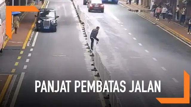 VIDEO: Nekat Panjat Pembatas Jalan, Pria Ini Kena Batunya