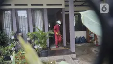 Petugas menyemprotkan cairan disinfektan di Perumahan Bukit Nusa Indah, Tangerang Selatan, Banten, Kamis (26/3/2020). Penyemprotan dilakukan untuk mengantisipasi penyebaran virus corona COVID-19 serta menyosialisasikan imbauan agar warga mengurangi aktivitas di luar rumah. (merdeka.com/Dwi Narwoko)