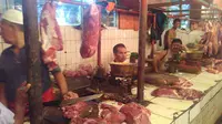 Kios daging sapi di Pasar Palmerah sepi pembeli (Foto: Muslim AR)