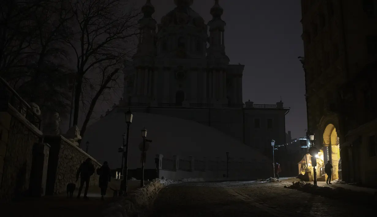 Foto ini menunjukkan pusat kota saat pemadaman listrik setelah serangan roket Rusia di Kiev, Ukraina, Rabu (23/11/2022). Serangan yang tanpa henti melumpuhkan setengah dari kapasitas energi negara itu membuat Presiden Volodymyr Zelenskyy meminta masyarakat untuk menghemat listrik. (AP Photo/Andrew Kravchenko)