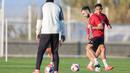 Jordi Amat (tengah) melakukan latihan passing drill dan positioning saat sesi latihan dalam program pemusatan latihan di Turki, Kamis (28/12/2023). (Dok. PSSI)