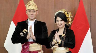 Annisa Pohan dan Agus Yudhoyono mengikuti upacara kemerdekaan RI di kediamam mereka. Meski tidak hadir ke Istana Negara, namun keduanya tetap berdandan dengan saksama. Mereka tampil serasi dalam balutan busana adat Bali.(Liputan6.com/IG/@annisayudhoyono)