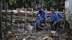 Petugas Suku Dinas SDA Jakarta Selatan membangun turap permanen di lokasi tanggul jebol di Kelurahan Jatipadang, Jakarta, Rabu (16/1). Kasudin SDA Jakarta Selatan Holi Susanto menargetkan pembangunan selesai dalam tiga minggu. (Liputan6.com/Faizal Fanani)