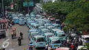 Puluhan mikrolet M 44 jurusan Kampung Melayu-Karet berderet menutupi persimpangan jalan layang KH Abdulah Syafei, Jakarta, Rabu (25/5). Menurut pengemudi, aksi ini bentuk protes tindakan penderekan mobil rekan mereka. (Liputan6.com/Helmi Fithriansyah)
