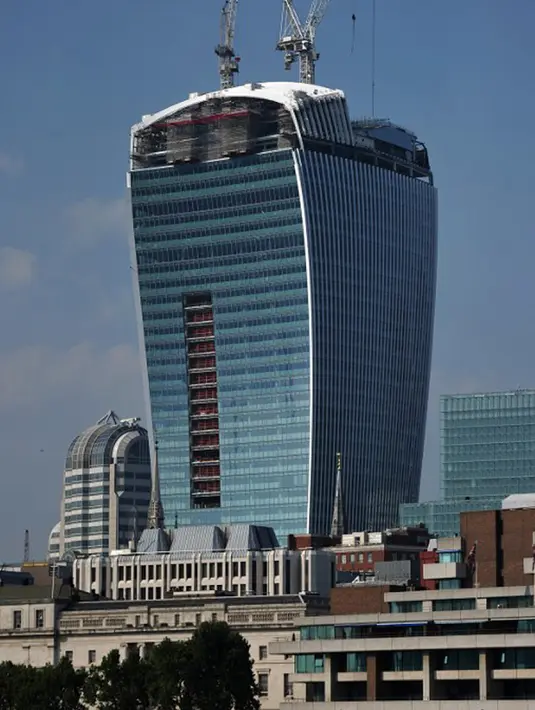 Gedung pencakar langit di Kota London, yang dijuluki Walkie Talkie, 30 Agustus 2013. Gedung bertingkat 37 ini memenangkan Piala Carbuncle yang diberikan setiap tahun kepada gedung yang dipandang para juri sebagai terburuk di Inggris.(AFP PHOTO/CARL COURT)