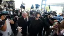 Awak media mengambil gambar kedatangan Johnny Depp dan Amber Heard di Pengadilan Southport Magistrates, Gold Coast Australia, (18/4/2016). Depp dan Amber Heard menghadapi sidang pengadilan atas impor ilegal anjing pasangan ke Australia (REUTERS/Dave Hunt)