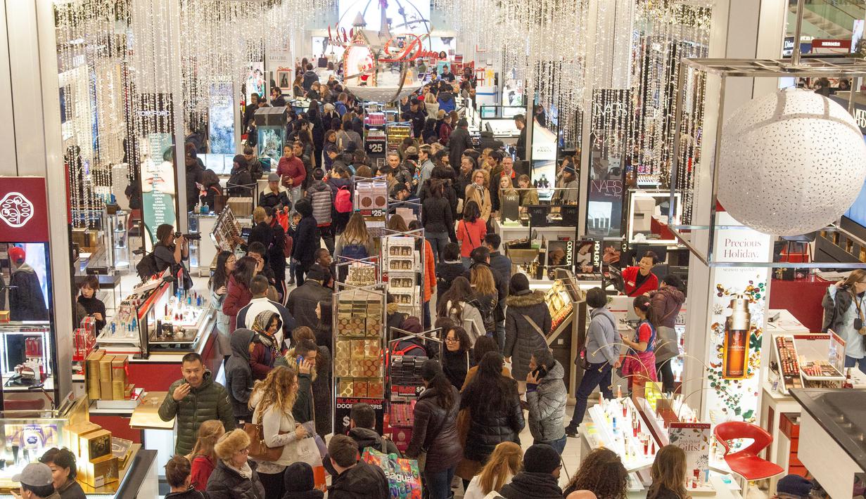 Keramaian pengunjung selama perayaan Black Friday di Macy Herald Square, New York, Kamis (23/11). Black Friday adalah tradisi hari belanja terbesar tahunan di Amerika yang berlangsung sehari setelah hari Thanksgiving (Andy Kropa/AP Images for Macy's Inc.)
