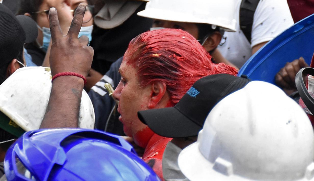 Wali Kota Vinto, Patricia Arce diserang dan dipermalukan oleh demonstran oposisi  Bolovia di dekat Provinsi Cochabamba, 6 November 2019. Arce dituduh mengerahkan massa pendukung presiden untuk membubarkan aksi demonstrasi yang memblokade jembatan Vinto, Provinsi Cochabamba. (STR / AFP)