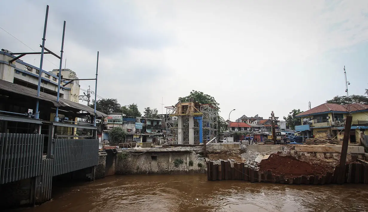 Proyek ini akan menambah jumlah pintu air dari 2 menjadi 3 buah. Foto diambil Kamis (13/11/2014). (Liputan6.com/Faizal Fanani)