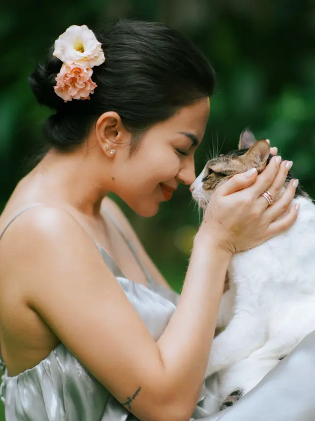 Ariel Tatum Tampil Bak Kembang Desa di Ultah Anabul dengan Dress Satin dan Makeup Tipis