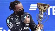 Pembalap Mercedes, Lewis Hamilton, mengunci kemenangan pada balapan F1 GP Rusia di Sirkuit Sochi, Minggu (26/9/2021). Kemenangan itu mengantar Hamilton mengukir sejarah baru. (AFP/Alexander Nemenov)
