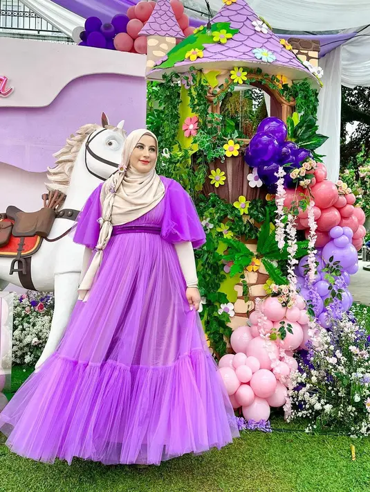 Melihat Tasyi bak princess totalitas dengan dress dan gaya hijabnya. Dress ungu yang dramatis ini disesuaikan dengan gaya Tasyi mengenakan hijabnya yang seperti rambut dikepang. Foto: Instagram.