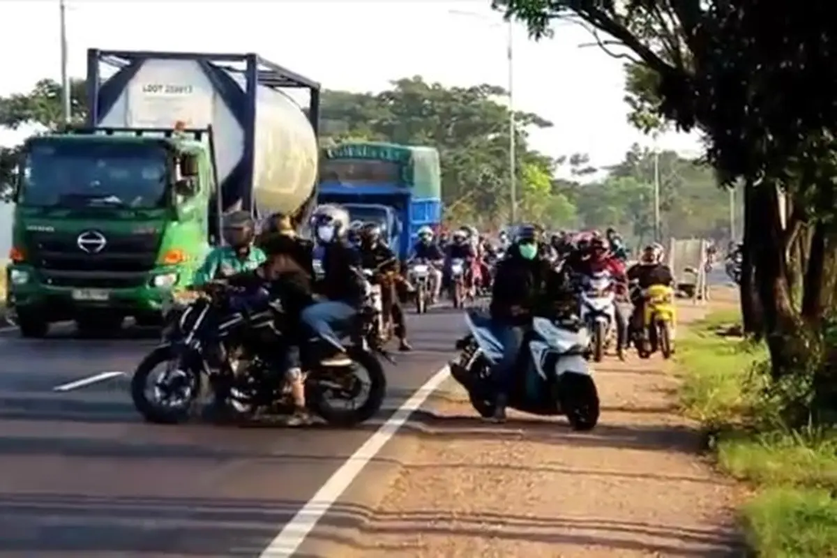 Pemudik Nekat Lewat Jalan Tikus di Cirebon Hingga Tersesat