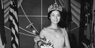 Akiko Kojima menjadi perempuan Jepang pertama yang dinobatkan sebagai Miss Universe 1959. Dengan rambut pendeknya yang ikal mencerminkan kecantikan perempuan asia di mata dunia (instagram/step.pageant)