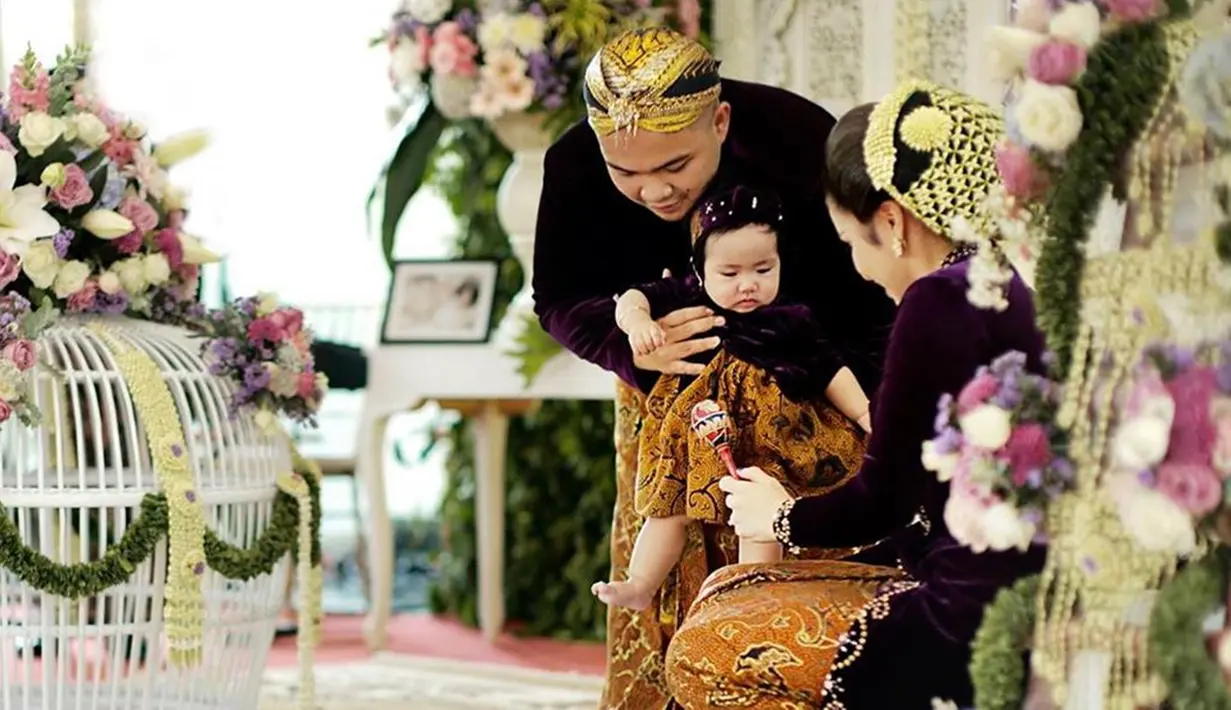 Selepas menikah, Momo tak lagi tinggal di Jakarta. Ia mengikuti sang suami tinggal di Malang Jawa Timur. Momo dan suami sepertinya ingin terus mempertahankan tradisi adat Jawa di keluarganya lewat acara tedak siten ini. (Liputan6.com/IG/@lies1801)