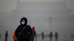 Kabut asap menyelimuti Lapangan Tiananmen, Beijing, Rabu (15/1/2015). Meski diselimuti kabut asap, pengunjung tetap berdatangan ke Lapangan Tiananmen. (REUTERS/Kim Kyung-Hoon)