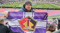 Fatchul Ichya, mantan kapten tim dan pelatih Akademi Persik saat menyaksikan partai Barcelona kontra Real Sociedad di Stadion Santiago Bernabeu. (dok. Pribadi)