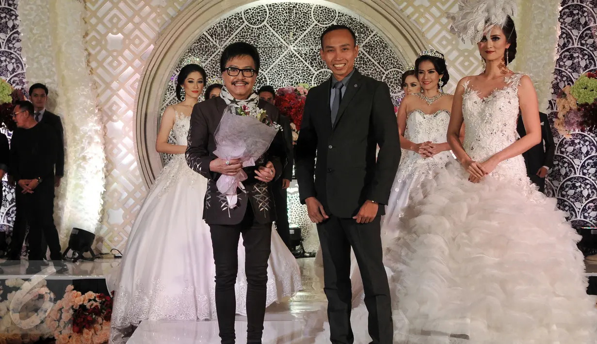 Designer Yohannes Bridal foto bersama saat fashion show gaun pengantin dengan Tema "Wedding Open House" di Hotel Grand Mercure, Jakarta, Sabtu (20/2). (Liputan6.com/JohanTallo)