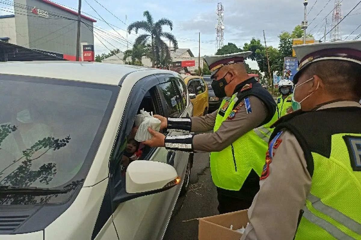 Satlantas Polres Minahasa Utara berbagi takjil menjelang buka puasa, Sabtu (24/4/2021).