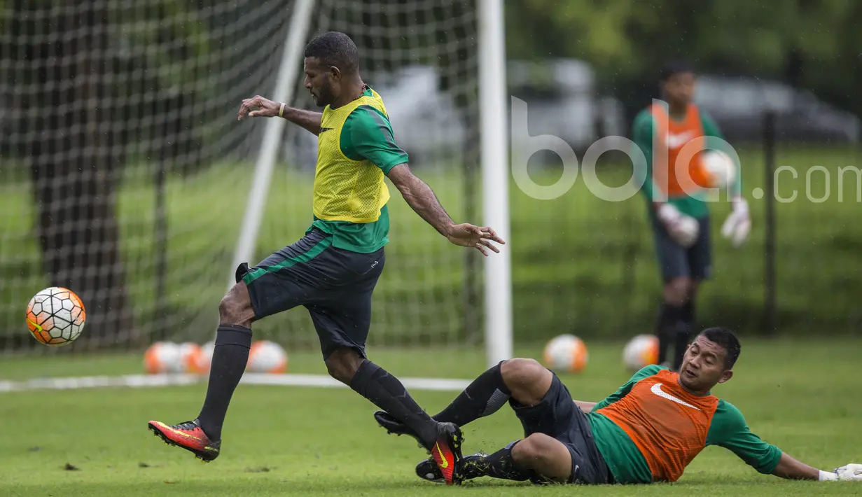 Striker Persipura, Marianus Manewar, berusaha membobol gawang yang dijaga kiper Bali United, Rulli Destrian, saat mengikuti seleksi Timnas Indonesia U-22 di Lapangan SPH Karawaci, Banten, Selasa (21/2/2017).(Bola.com/Vitalis Yogi Trisna)
