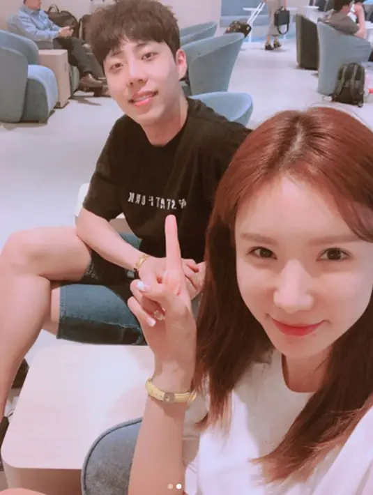 Pada postingan foto itu, Jung Ah dan Jung Chang Young terlihat sedang berada   di bandara. Jung Ah terlihat cantik dengan mengenakan kaus warna putih yang   dipadu dengan celana pendek. (Foto: instagram.com/i_am_junga)