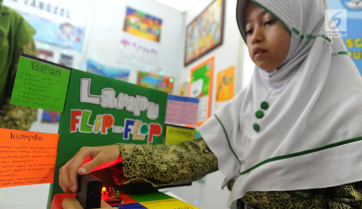Murid SDN Puspiptek menjelaskan lampu flip flop ciptaannya selama PIF 2018 di Tangsel, kamis (27/9). PIF 2018 merupakan wadah berinovasi bagi peneliti dan inovator untuk menunjukkan hasil penelitian kepada masyarakat. (Merdeka.com/Arie Basuki)