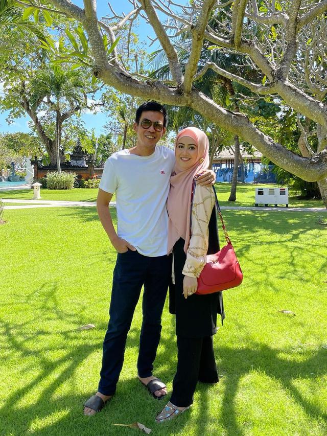 7 Potret Liburan Meggy Wulandari dari Suami di Bali, Tampil Mesra