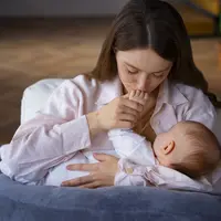 Perawatan silver nipple cups tergolong mudah. Setelah digunakan, bilas dengan air hangat lalu keringkan secara menyeluruh. Perak memang bisa berubah warna seiring waktu, tetapi hal tersebut tidak memengaruhi efektivitasnya. (foto/dok:freepik)