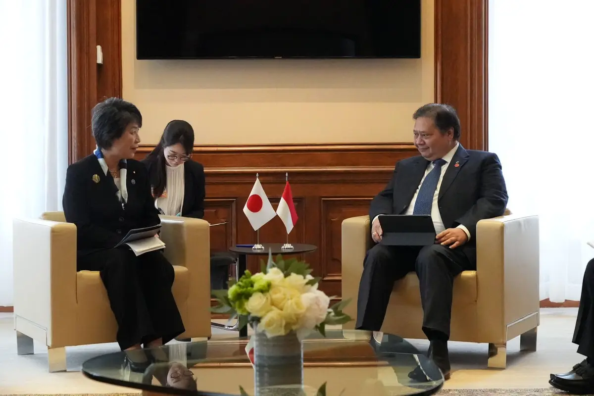 Menteri Koordinator Bidang Perekonomian Airlangga Hartarto bertemu dengan Menteri Luar Negeri Jepang Yoko Kamikawa dalam sebuah pertemuan bilateral di sela-sela acara OECD Ministerial Council Meeting (MCM) 2024 di Paris, Prancis, Kamis (2/5/2024).