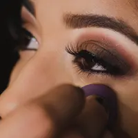 Menggunakan bulu mata magnet lebih mudah daripada bulu mata palsu pada umumnya. (pexels.com/@laura-garcia-1667452)