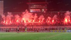 Suporter Madura United, menyalakan flare memperingati ulang tahunnya membuat laga melawan Persiba Balikpapan tertunda pada Torabika SC 2016 di Stadion Gelora Bangkalan, Senin(13/6/2016).  (Bola.com/Nicklas Hanoatubun)