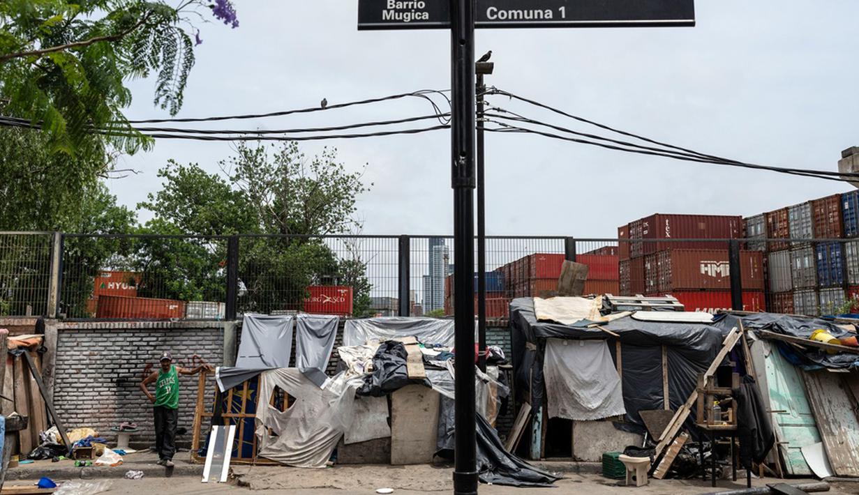 Argentina telah mengendalikan peso secara artifisial sejak tahun 2019, sehingga menciptakan kesenjangan besar antara nilai tukar pasar gelap dan nilai tukar resmi, yang berada pada angka 366 per dolar sebelum pengumuman Caputo bahwa nilai tukar akan naik ke 800, dengan rencana lebih lanjut untuk melakukan devaluasi bulanan sebesar 2 persen. (AP Photo/Rodrigo Abd)