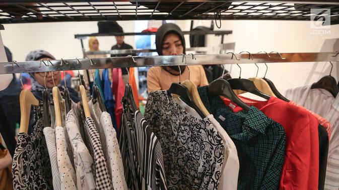 Pengunjung memilih baju para selebritis pada acara Wow Bazaar di Qubicle Center, Jakarta, Rabu (27/3). Kegiatan yang digelar toko onilne (e-commerce) Tokowow.com menyajikan koleksi merchandise selebriti tanah air dari tanggal 25-26 Maret 2019. (Liputqan6.com/Fery Pradolo)