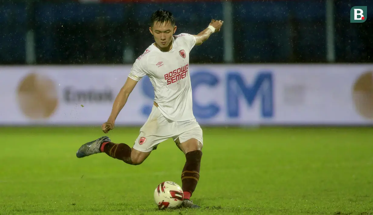 Pemain PSM Makassar, Sutanto Tan, saat mencetak gol penentu kemenangan dalam adu penalti melawan PSIS Semarang. (Foto: Bola.com/Arief Bagus)