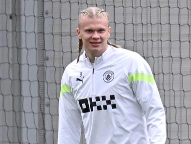 Manchester City menggelar sesi latihan secara terbuka pada Senin (10/4/2023) waktu setempat. Pada sesi latihan itu, fans City mungkin dikejutkan dengan penampilan fisik sang bomber andalan yakni Erling Haaland.  (AFP/Paul Ellis)