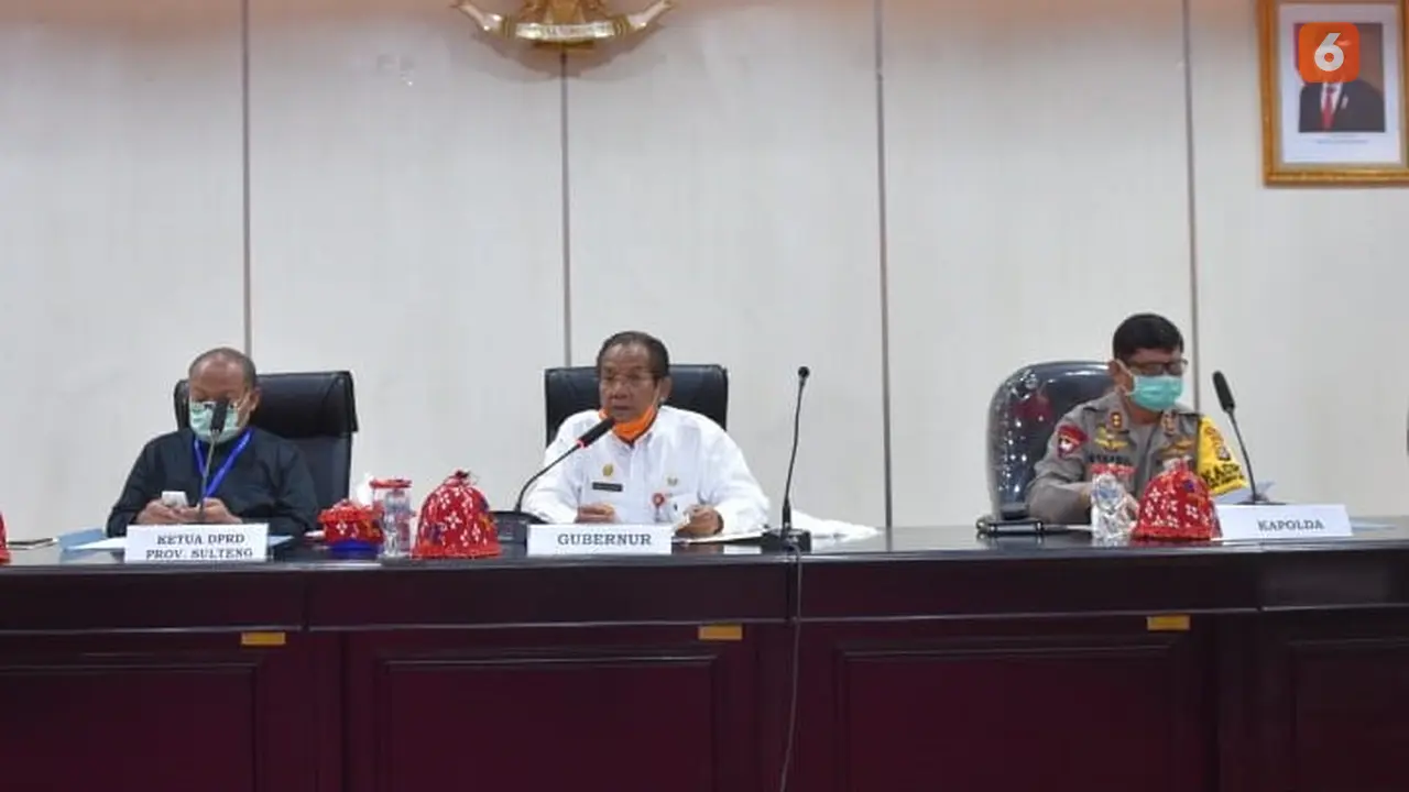 Gubernur Sulteng, Longki Djanggola (tengah).
