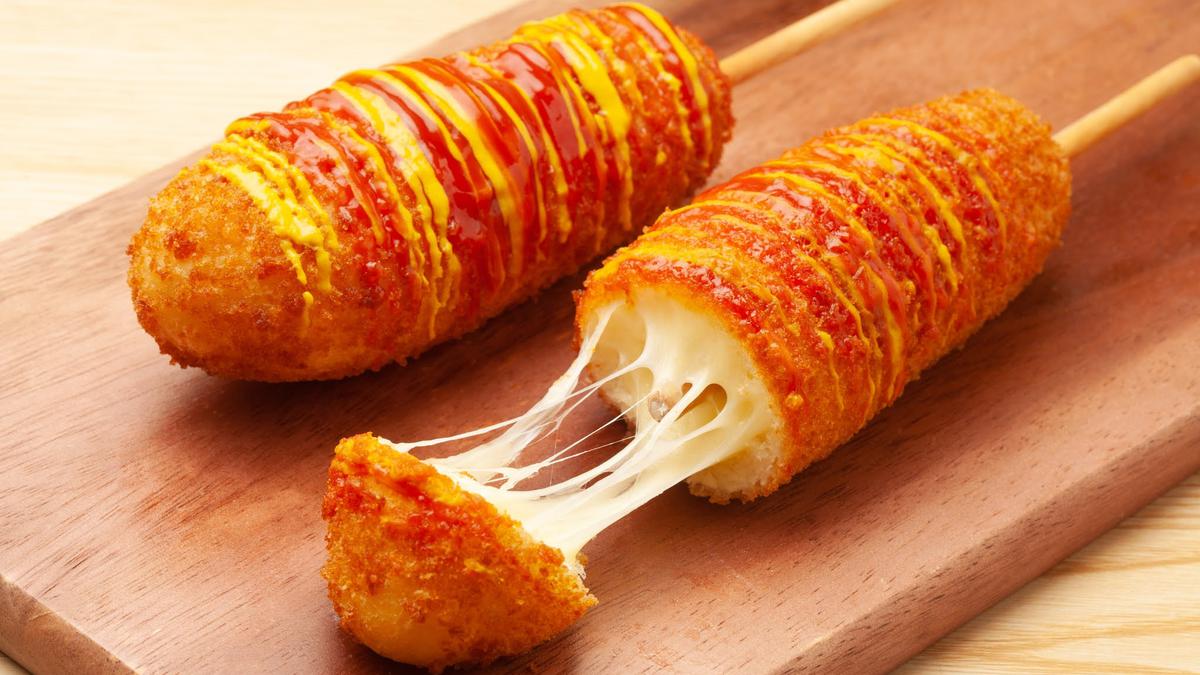 Sate sosis mozzarella dengan keju leleh yang menggoda, disajikan hangat dengan taburan oregano untuk rasa yang sempurna