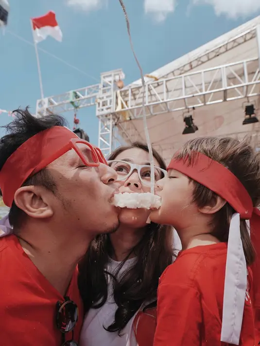 Keseruan lain yang ditampilkan Ringgo Agus, Sabai Dieter, dan Bjorka adalah ketika mereka ikut acara 17 Agustus beberapa waktu lalu. Mereka terlihat tengah menggigigit 1 krupuk secara bersamaan. (Liputan6.com/IG/@sabaidieter)