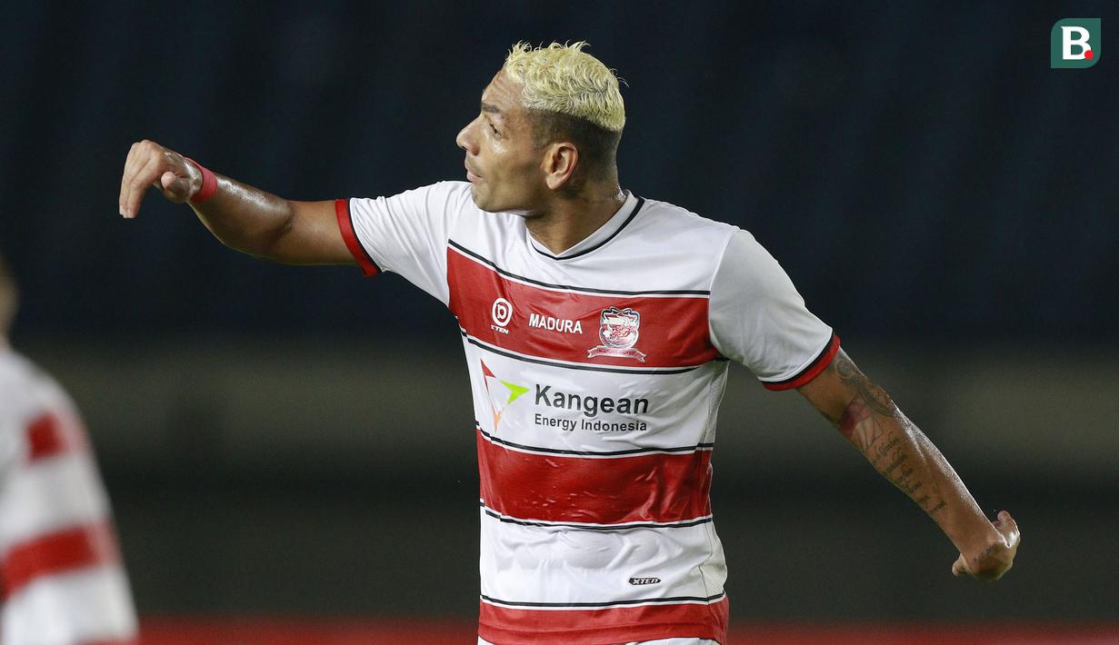 Bek Madura United, Jaimerson Xavier memberi instruksi kepada rekannya saat menghadapi Persebaya Surabaya dalam laga matchday ke-2 Grup C Piala Menpora 2021 di Stadion Si Jalak Harupat, Bandung, Minggu (28/3/2021). (Bola.com/M Iqbal Ichsan)