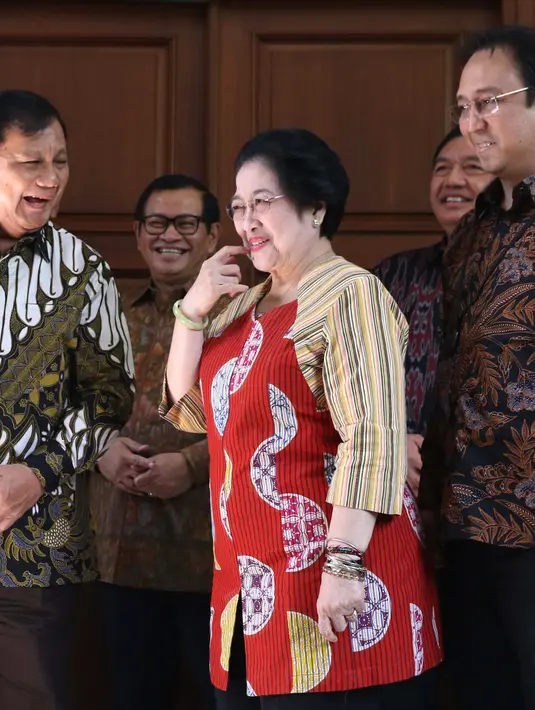 Ketua Umum Partai Gerindra Parbowo Subianto (dua kiri) berbincang dengan Ketua Umum PDIP Megawati Soekarnoputri saat berkunjung ke kediaman Megawati di Jalan Teuku Umar, Jakarta, Rabu (24/7/2019). Dalam pertemuan tersebut juga terlihat anak Megawati, Puan Maharani. (Liputan6.com/Helmi Fithriansyah)