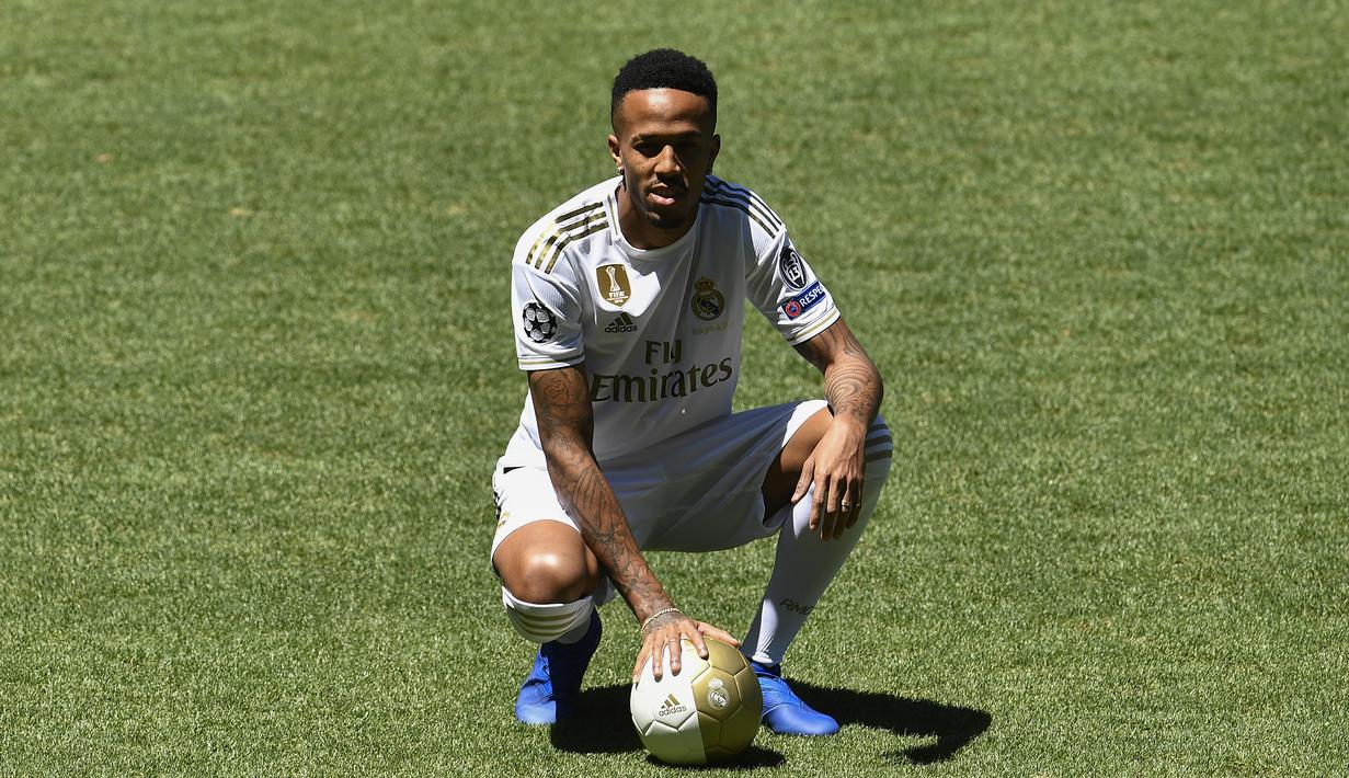8. Eder Militao (Real Madrid) - Meski kemampuannya belum teruji di liga top Eropa namun musim lalu dirinya tampil istimewa bersama Porto. Bek tengah asal Brasil yang baru didatangkan Real Madrid ini juga piawai dalam mencetak gol sundulan. (AFP/Oscar Del Pozo)
